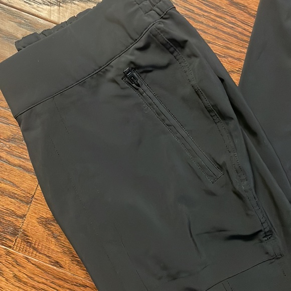 Athleta women’s size 4 black cargo/ joggers in excellent condition no wear - Picture 3 of 5